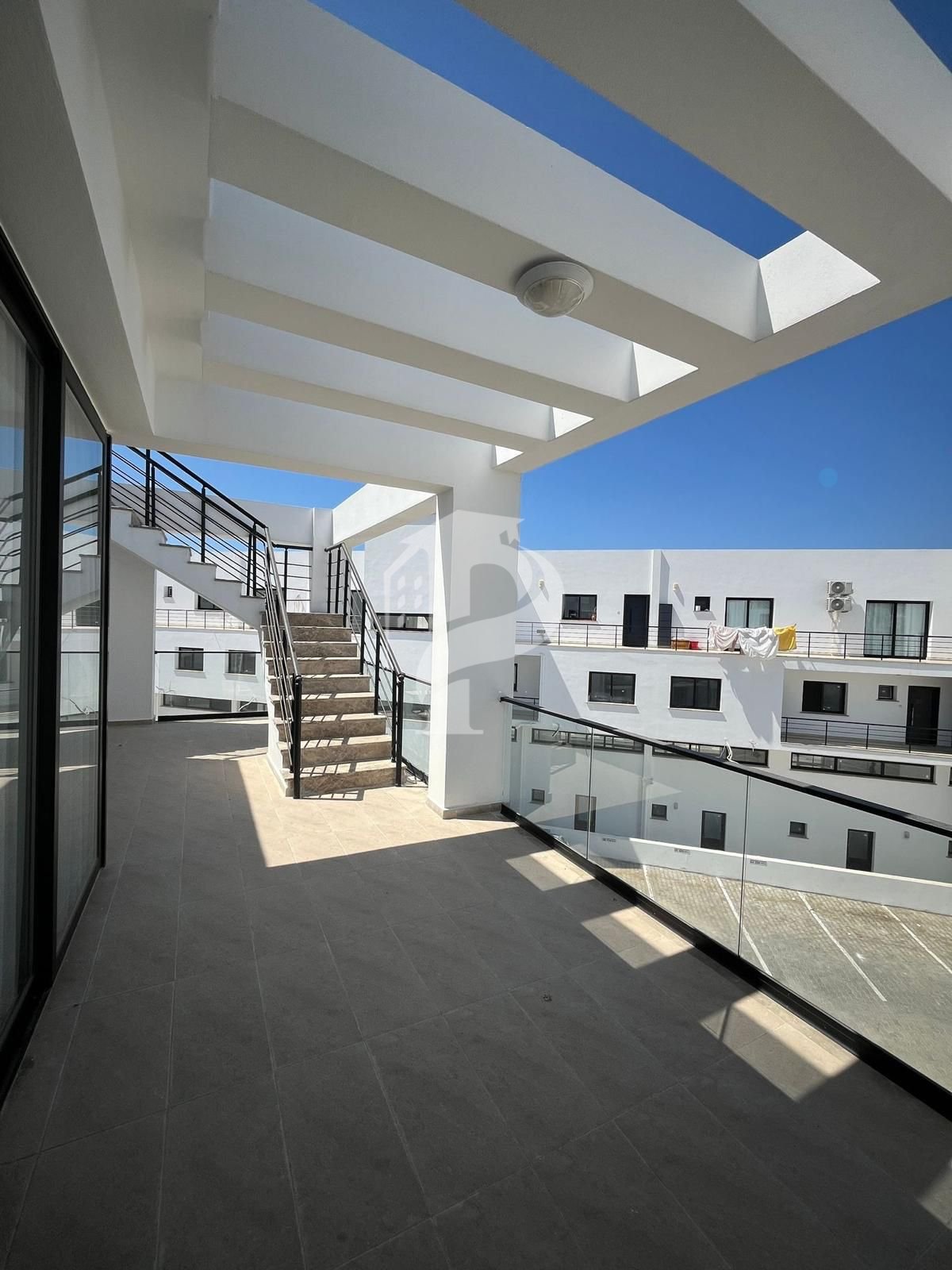 Alsançak, Girne’de Satılık 3+1 Full Eşyalı Lüks Daire – Yeni Bina, Geniş Balkon ve Deniz Manzaralı Yaşam Alanı